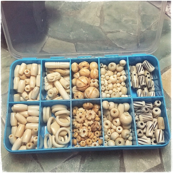 *SOLD* LOT African carved bone beads w/ box - Picture 8 of 8